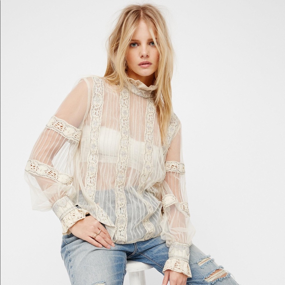 Free People / New Romantics Alexander Blouse Ivory size Small green bow details